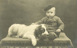 Menino pequeno com o seu cão (foto a p/b) de Photographer German