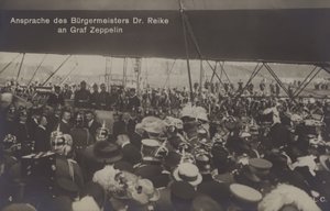Discurso do prefeito Dr. Reike ao construtor alemão Graf Ferdinand von Zeppelin (foto a p/b) de Photographer German