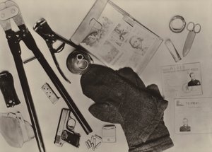 O equipamento pertencente ao terrorista Wohlfarth que em 9 de Dezembro de 1961, penetrou a partir de Berlim Ocidental .... (foto a p/b) de Photographer German