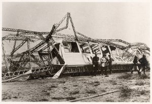 As ruínas do Zeppelin LZ10 "Schwaben" após sua destruição em 28 de junho de 1912 (foto a p/b) de Photographer German