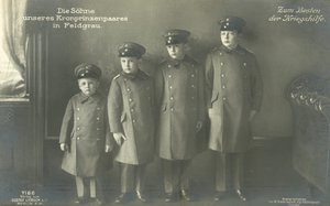 Os filhos do Príncipe Herdeiro Wilhelm da Alemanha em uniforme militar (foto a p/b) de Photographer German