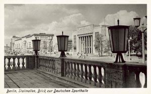 Vista do Deutschen Sporthalle, Stalinallee, Berlim Oriental, c1950s (foto a p/b) de Photographer German