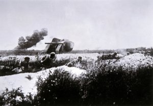 Trovadores alemães da I Guerra Mundial armados com lança-chamas avançam, apoiados por um tanque Mark IV britânico capturado de Photographer German