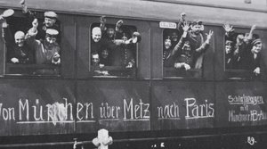 Tropas alemãs da Primeira Guerra Mundial partem para a frente de uma carruagem ferroviária com a mensagem "De Munique via Metz para Paris", Setembro de 1914 (foto a p/b)
