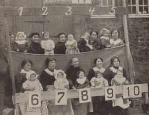 Mulheres e crianças do norte da França ocupado posando para uma fotografia alemã (foto a p/b) de Photographer German