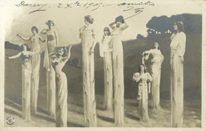 Mulheres em palafitas vestidas de espargos (foto a p/b) de Photographer German