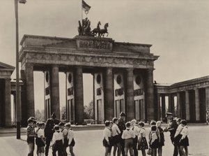 Os pioneiros de Yong vêm ao Portão de Brandenburgo, o marco de Berlim, para ver seus amigos, os guardas da fronteira (foto a p/b) de Photographer German