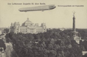 Zeppelin LZ III sobrevoando Berlim (foto a p/b) de Photographer German