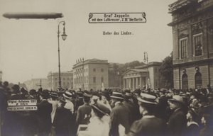 Zeppelin LZ III sobrevoando Unter den Linden, Berlim de Photographer German