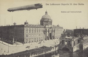 Zeppelin LZ III sobrevoando o Palácio da Cidade, Berlim (foto a p/b) de Photographer German