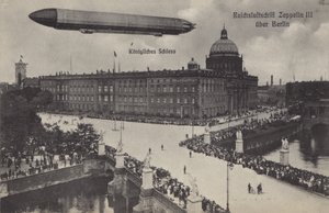 Zeppelin LZ III sobrevoando o Palácio da Cidade, Berlim (foto a p/b) de Photographer German