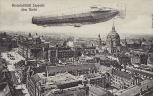 Aeronave Zeppelin sobrevoando Berlim (foto a p/b) de Photographer German