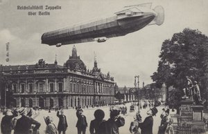 Aeronave Zeppelin sobrevoando Berlim (foto a p/b) de Photographer German