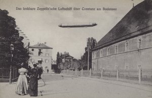 Zeppelin sobrevoando Konstanz, Alemanha (foto a p/b) de Photographer German