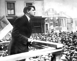 Última foto do político irlandês Michael Collins, durante seu discurso no Comitê Skibereen, março de 1922 (foto a p/b)