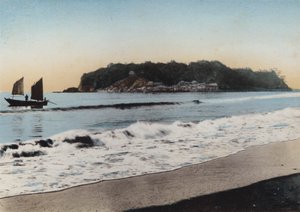 Japão, c.1912: Ilha Enoshima vista perto de Kamakura (foto) de Photographer Japanese