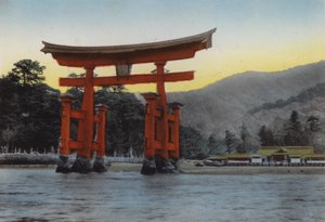 Japão, c.1912: A Ilha Sagrada, Miyajima, no mar interior, uma das três cenas mais notáveis do Japão; O Templo foi erguido aqui por Kiyomori no século XII (foto) de Photographer Japanese