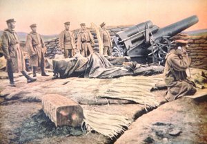 Arma de cerco japonesa em ação contra a fortaleza alemã de Tsingtao na costa da China de Photographer Japanese