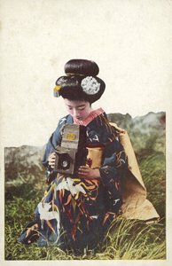 Mulher japonesa usando traje tradicional (foto colorida) de Photographer Japanese