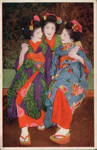 Três jovens japonesas em traje tradicional (foto)