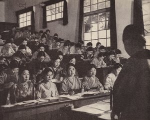 Jovens japonesas em seu último ano na Universidade Feminina de Tóquio (foto a p/b)