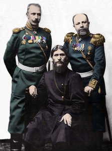 Grigory (Grigory) lefimovich Novykh, conhecido como Rasputin (Rasputin) (1869-1916) com o Capitão von Lohman, e o Príncipe Coronel Putyatin. (Esquerda para a direita: Príncipe Mikhail Putyatin, Grigory Rasputin e Coronel D Loman)