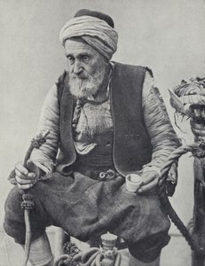 Camponês fumando um hookah, Izmir, Turquia (foto a p/b) de Photographer Turkish