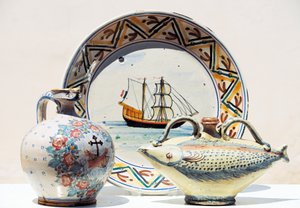 Artefatos em exposição no Museu de Cerâmica Vietrisi, Vietri sul Mare, Campania, Itália de Blaise Nicolas Le Sueur