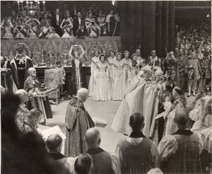 Duquesa Maria, com a sua coroinha no alto em homenagem à Rainha Isabel II na Coroação de Blaise Nicolas Le Sueur