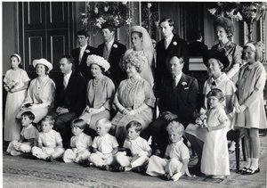 Fotografia de casamento em grupo de Lord Hartington e Amanda com HM a Rainha, e a Rainha Mãe, 28 de Junho de 1967 (p/b foto)