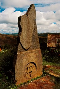 Estela representando Madagáscar, Ambohimanga, Madagáscar de Blaise Nicolas Le Sueur