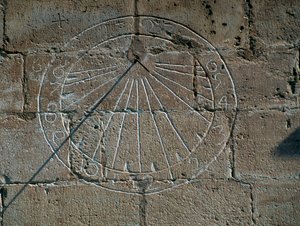 Relógio de sol, detalhe da Igreja de Santa Maria la Major, Montblanc, Catalunha. Pormenor. Espanha de Blaise Nicolas Le Sueur