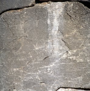 Muro com inscrições perto do Templo de Apolo, Delfos (Lista do Património Mundial da Unesco