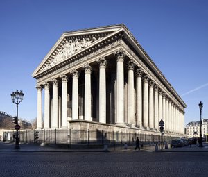 Vista da igreja da Madeleine, de estilo neoclássico, monumento desejado em 1806 por Napoleão 1 como um templo com a glória da Grande Armee transformada em igreja em 1845 (foto) de Pierre Alexandre Vignon