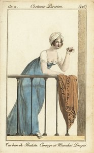 Mulher na varanda do teatro com vidro de ópera