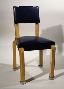 Cadeira, de Pierre-Emile Legrain (1889-1929), em couro azul e madeira de sicómoro, estilo Art deco. França, século XX.