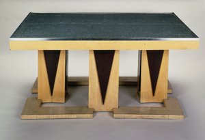 Mesa, de Pierre-Emile Legrain (1889-1929), em plátano escuro lacado, estilo Art deco. França, século XX.