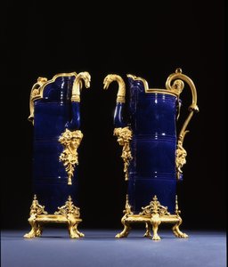 Dois jarros, c.1767 (porcelana com acabamento em bronze) de Pierre Gouthière