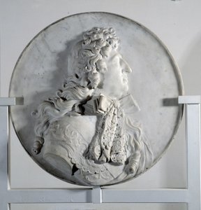 Baixo relevo representando Luís XIV (1638-1715) em medalhão (mármore) de Pierre Puget