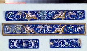 Pratos de enxaguamento grotescos. Esmalte pintado realizado nas oficinas de Pierre Reymond (1513-1584) Enouen, Musee national de la Renaissance