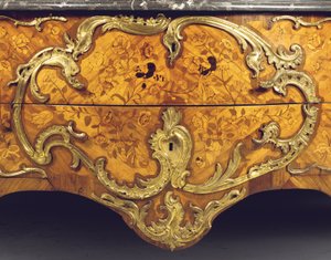 Detalhe de uma cômoda Luís XV, vendida a varejo por Adrien Delorme (tulipwood, amaranto, fruitwood e marchetaria montada em ormolu) (ver também 463007)