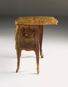 Cômoda Louis XV, c.1765-70 (tulipwood montado em ormolu, sicômoro, amaranto e marchetaria) (ver também 463003, 463004 e 465391)