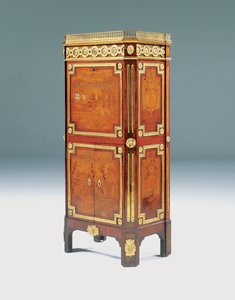 Luís XV secretaria um abatente (pau-santo montado em ormolu, amaranto e marchetaria)