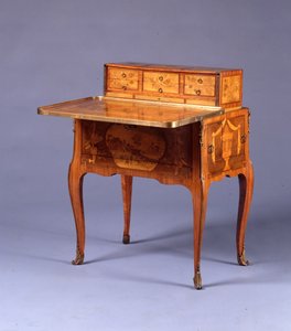 Mesa de transição a la Bourgogne (tulipwood e marchetaria montada em ormolu) (ver também 463011, 463013 e 463014)