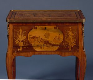 Mesa de transição a la Bourgogne, detalhe (tulipwood e marchetaria montada em ormolu) (ver também 463012, 463013 e 463014)