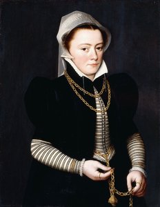 Retrato de uma senhora, de pé, com três quartos, vestindo um corpete listrado e casaco preto, segurando um pomandro em uma corrente de ouro,