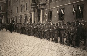 Álbum "The GM R. Army (World War I)": tropas militares numa rua da cidade de Ravenna festivamente decorada com o tricolor nas janelas (foto a p/b) de Pietro Bezzi