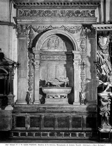 Monumento a Antonio Roselli (mármore) de Pietro Lombardo