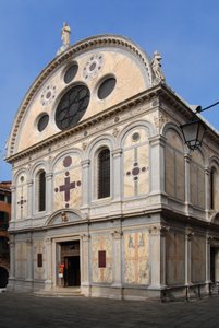 Vista da igreja Santa Maria dei Miracoli em Veneza (Venezia) em 2007 por Pietro Lombardo e seus filhos. de Pietro Tullio and Antonio I Lombardo