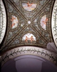 O pórtico iônico semicircular, detalhe da abóbada de teto decorado com putti em um jardim de Pietro Venale